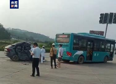广西鹿寨县发生一起交通事故 造成3人死亡
