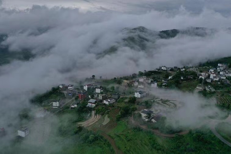 江西上饶：灵山隧道顺利贯通