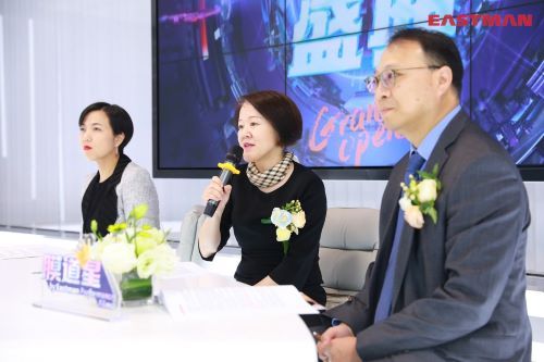 (伊士曼高性能膜亚太区技术总监王丽亚、伊士曼高性能膜亚太区总经理张波、伊士曼亚太区技术副总监敖飞龙接受媒体采访) (伊士曼高性能膜亚太区技术总监王丽亚、伊士曼高性能膜亚太区总经理张波、伊士曼亚太区技术副总监敖飞龙接受媒体采访)