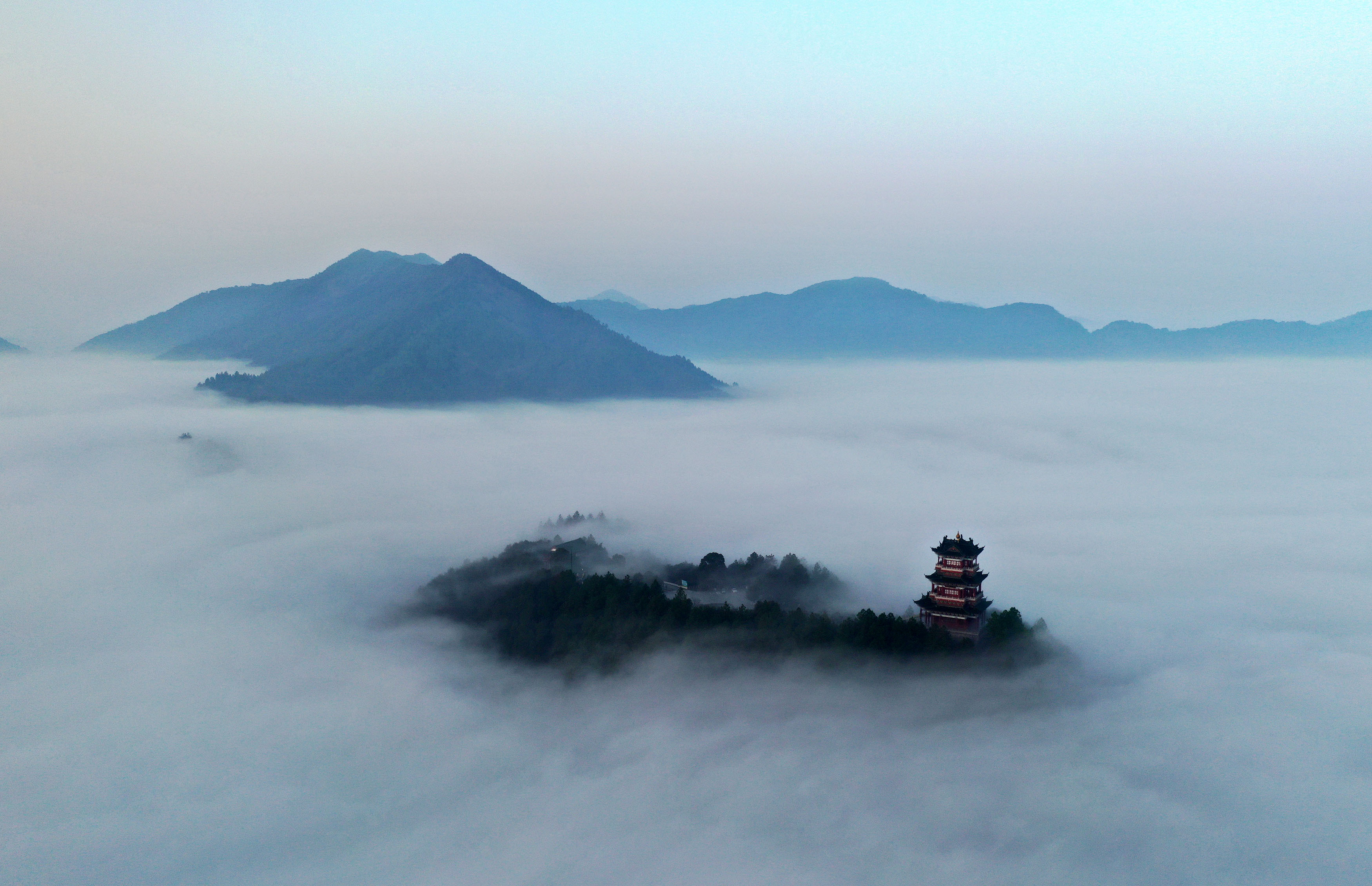 江西德兴：雾绕小城美如画