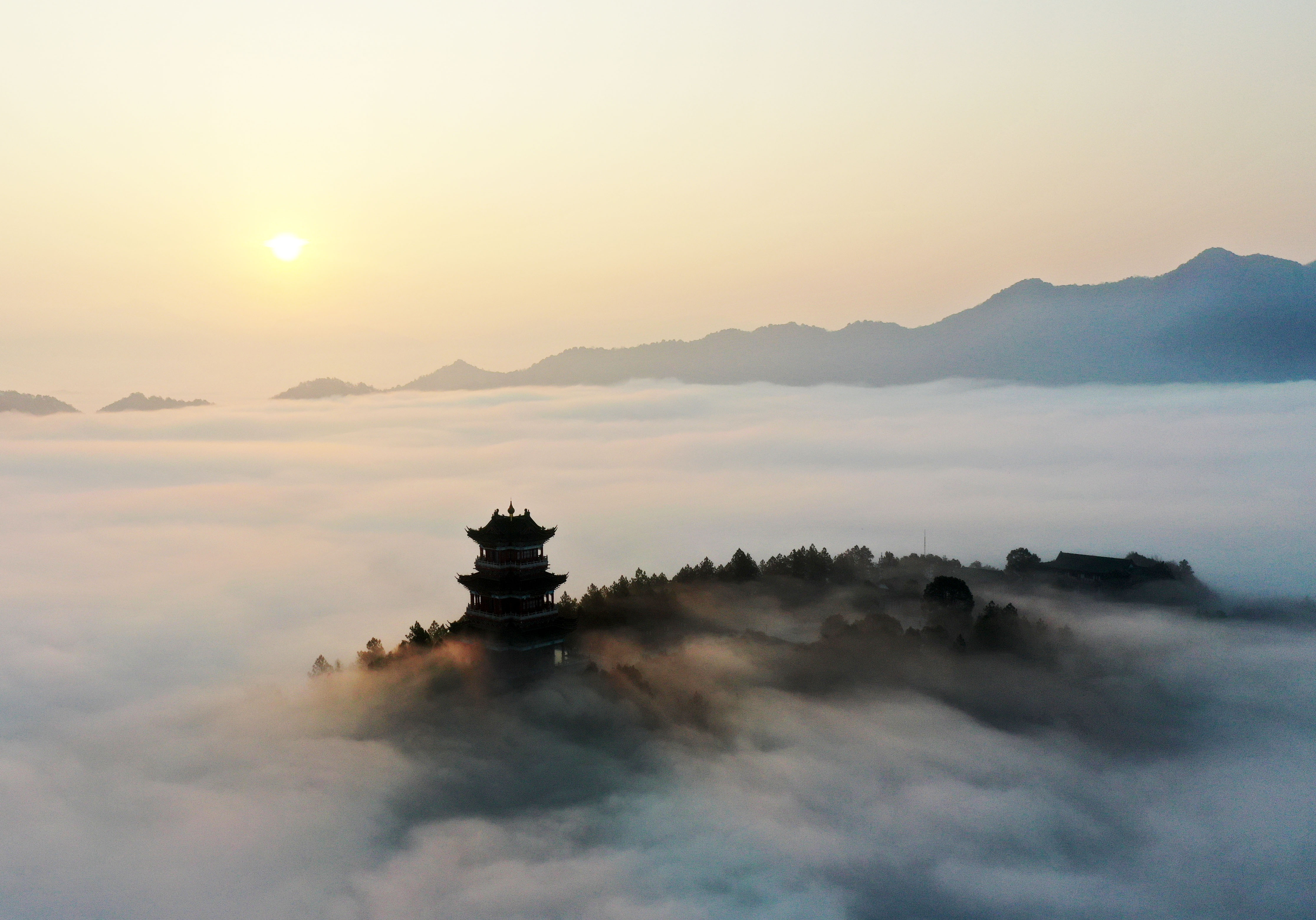 江西德兴：雾绕小城美如画