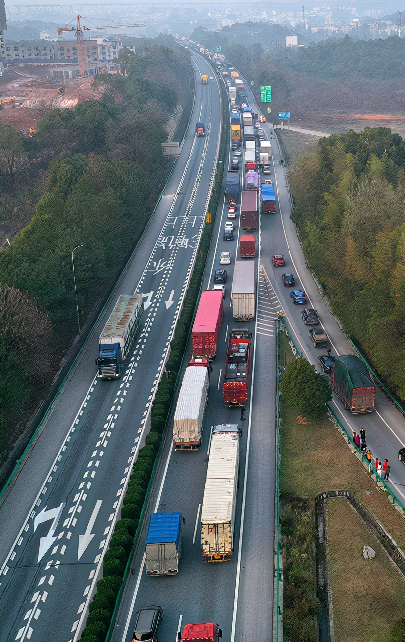 沪昆高速江西上饶境内堵车严重