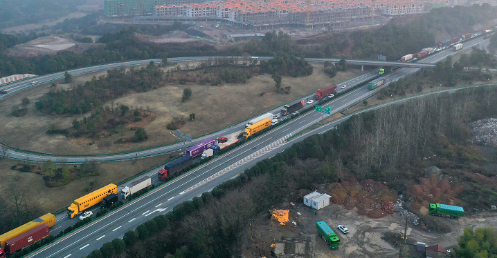 沪昆高速江西上饶境内堵车严重