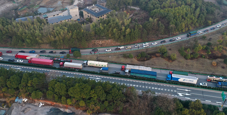 沪昆高速江西上饶境内堵车严重