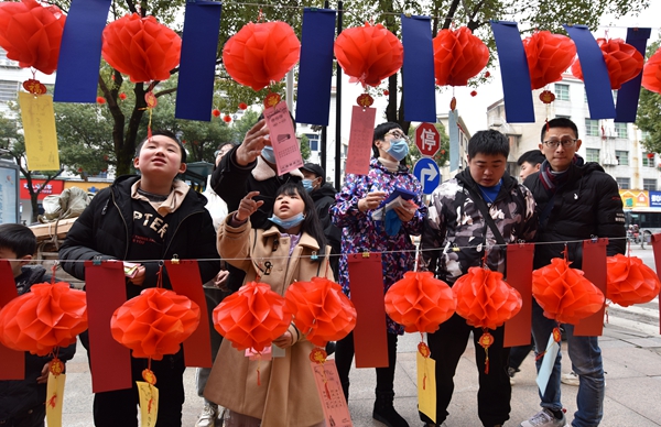 广信农商银行举办“闹元宵灯谜竞猜”活动