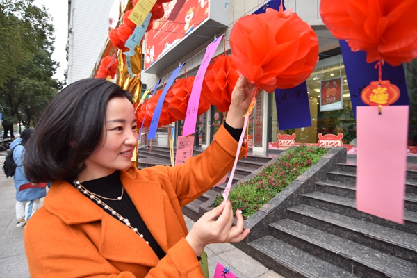 广信农商银行举办“闹元宵灯谜竞猜”活动