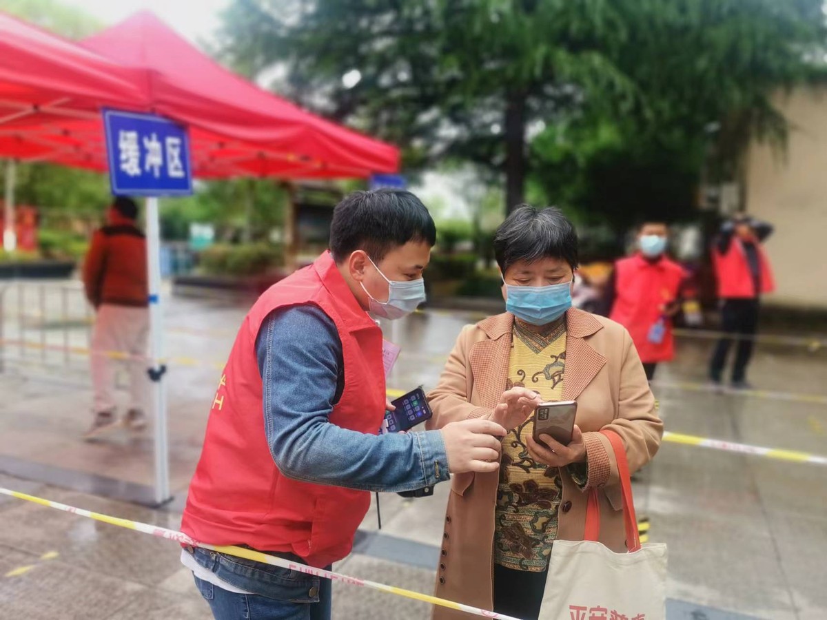 德兴市烟草专卖局协助社区开展核酸检测工作