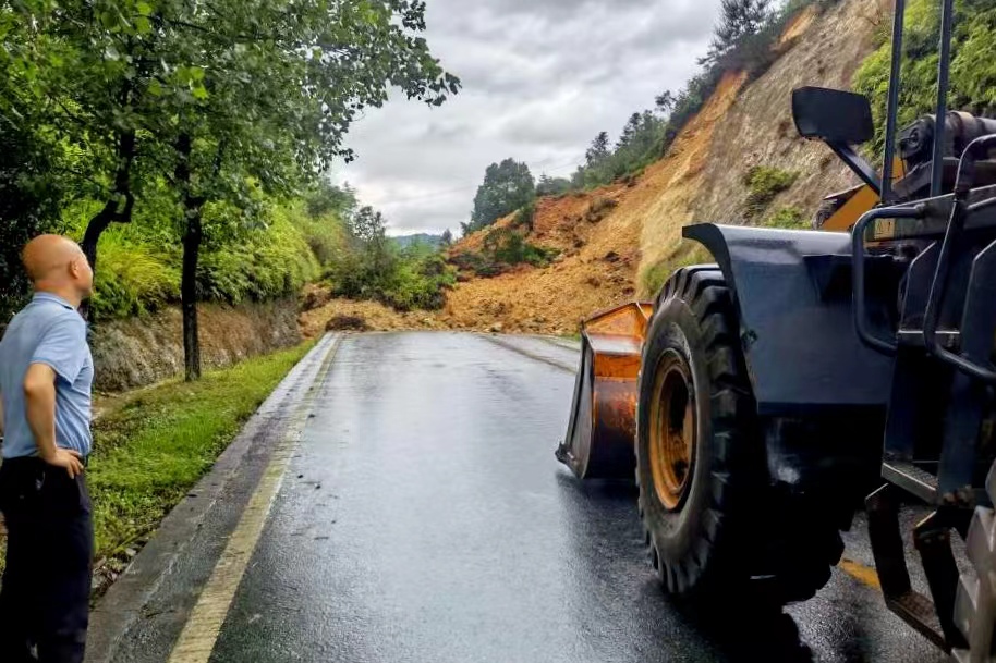 横峰公路中心全力抢通葛青公路