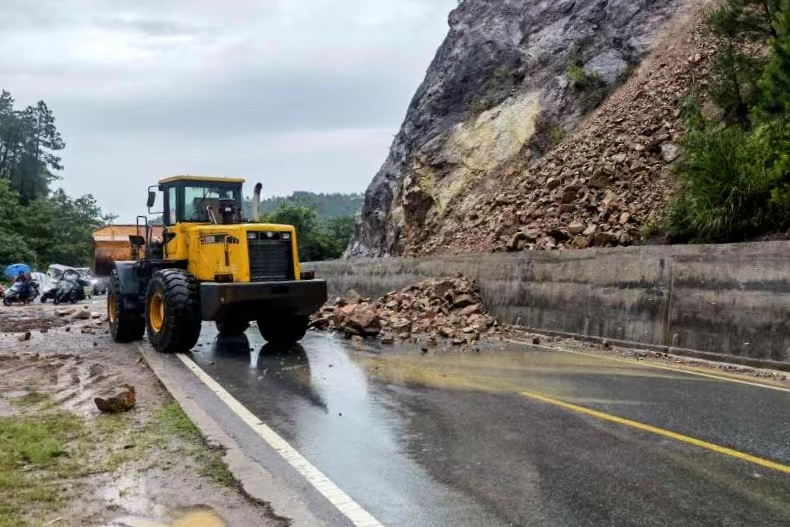 横峰公路中心全力抢通葛青公路