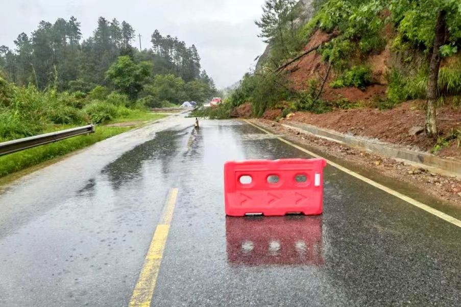 横峰公路中心全力抢通葛青公路