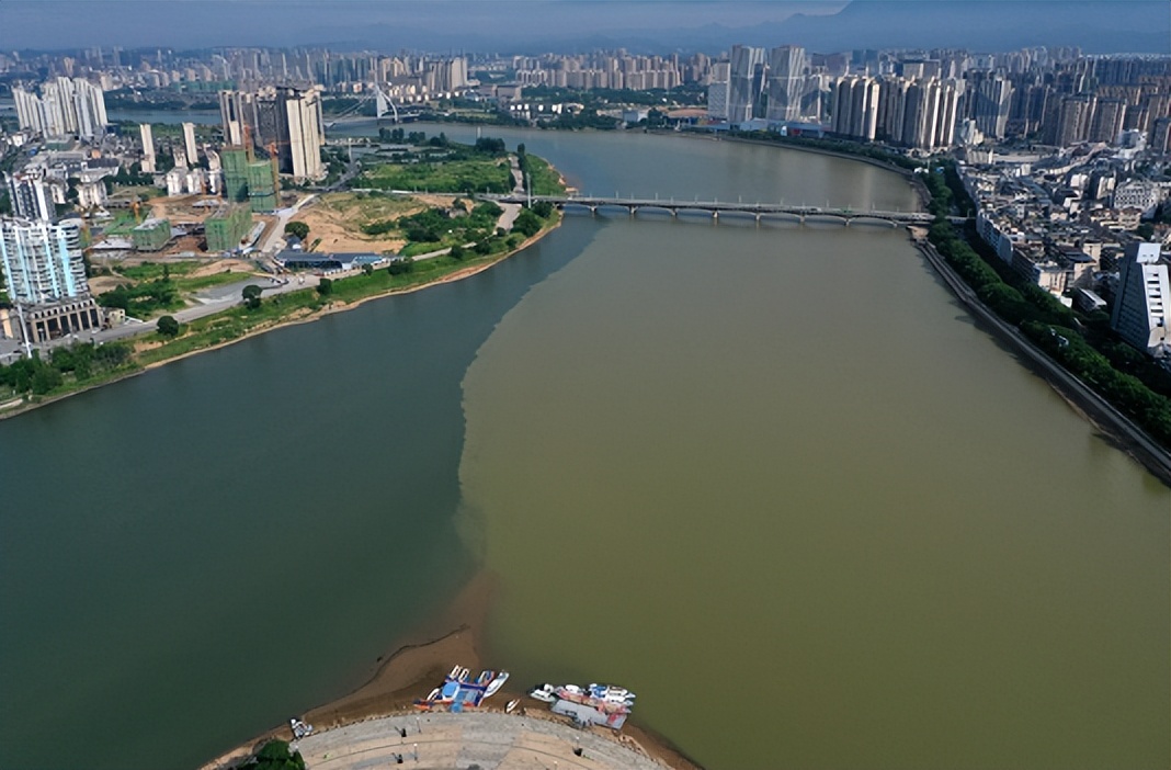 江西上饶：信江呈现“泾渭分明”景观