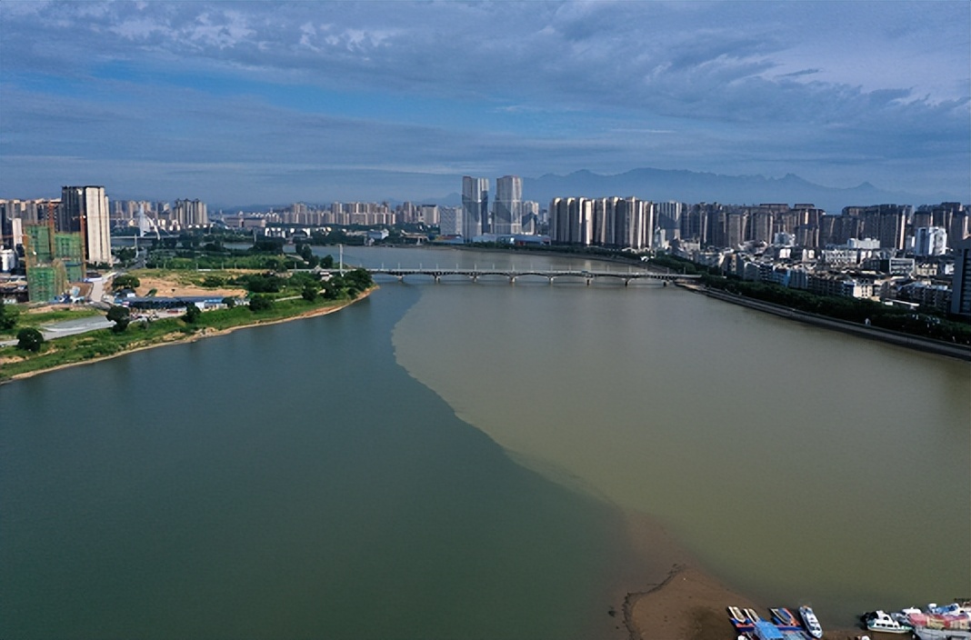 江西上饶：信江呈现“泾渭分明”景观