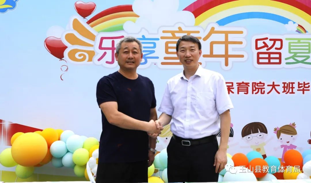 大灾献大爱!三清山村镇银行向教体系统捐赠“6.20”灾后物资