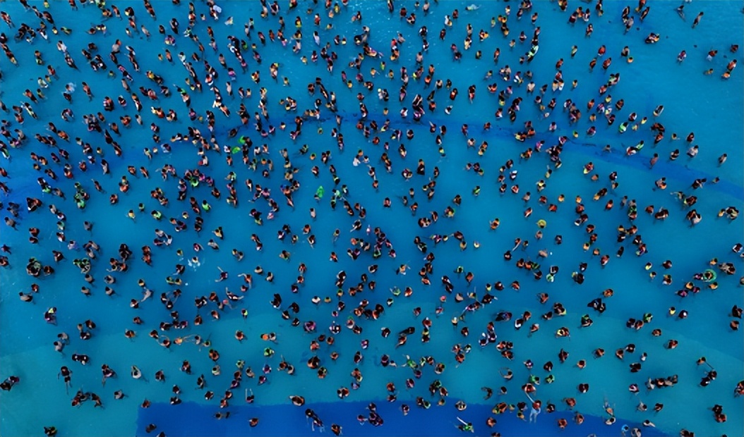 江西上饶:泳池爆满如下“饺子”