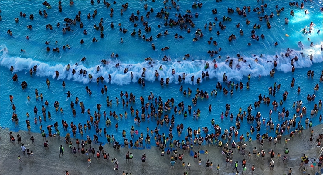 江西上饶:泳池爆满如下“饺子”