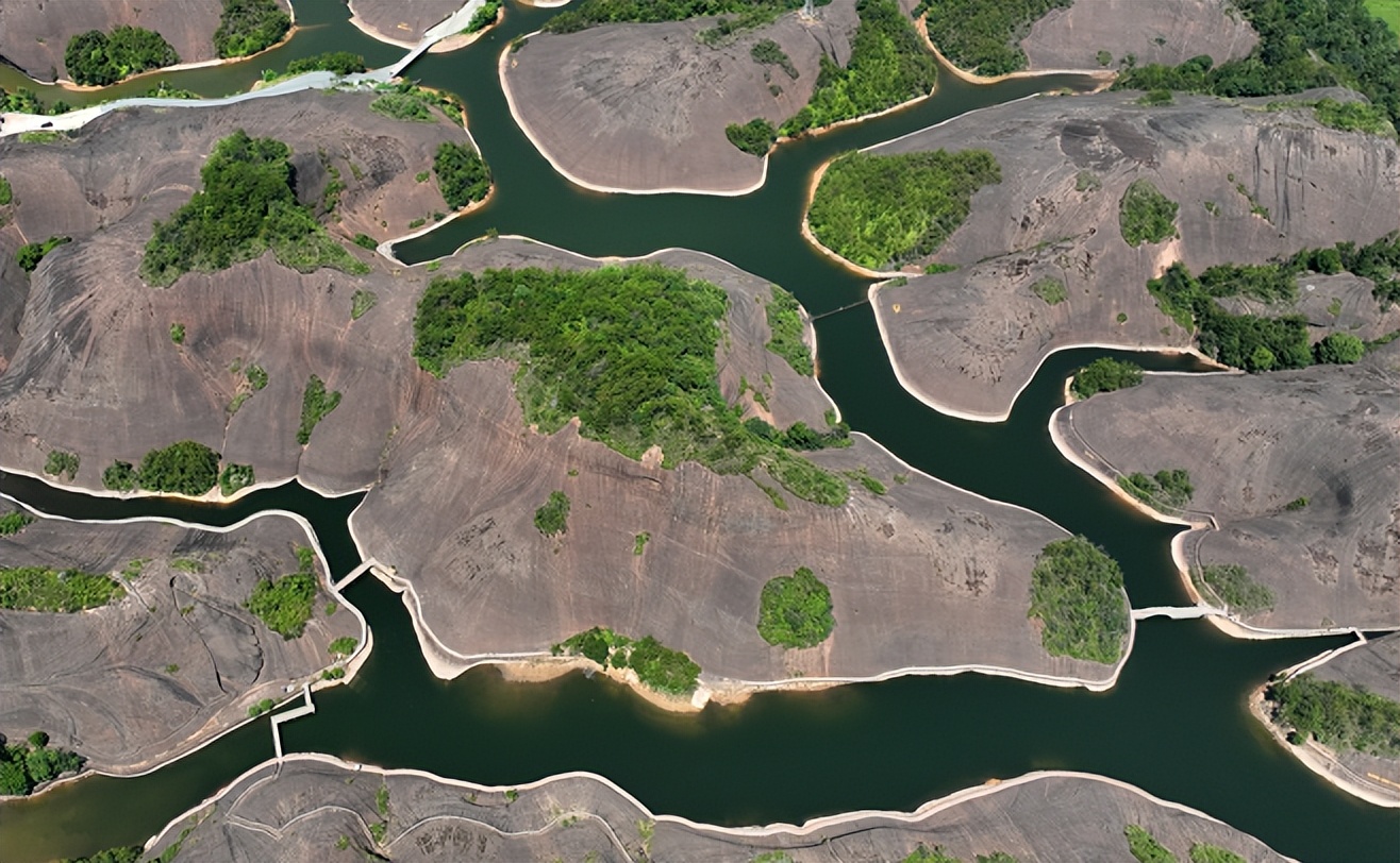 江西弋阳：湖光山色令人陶醉