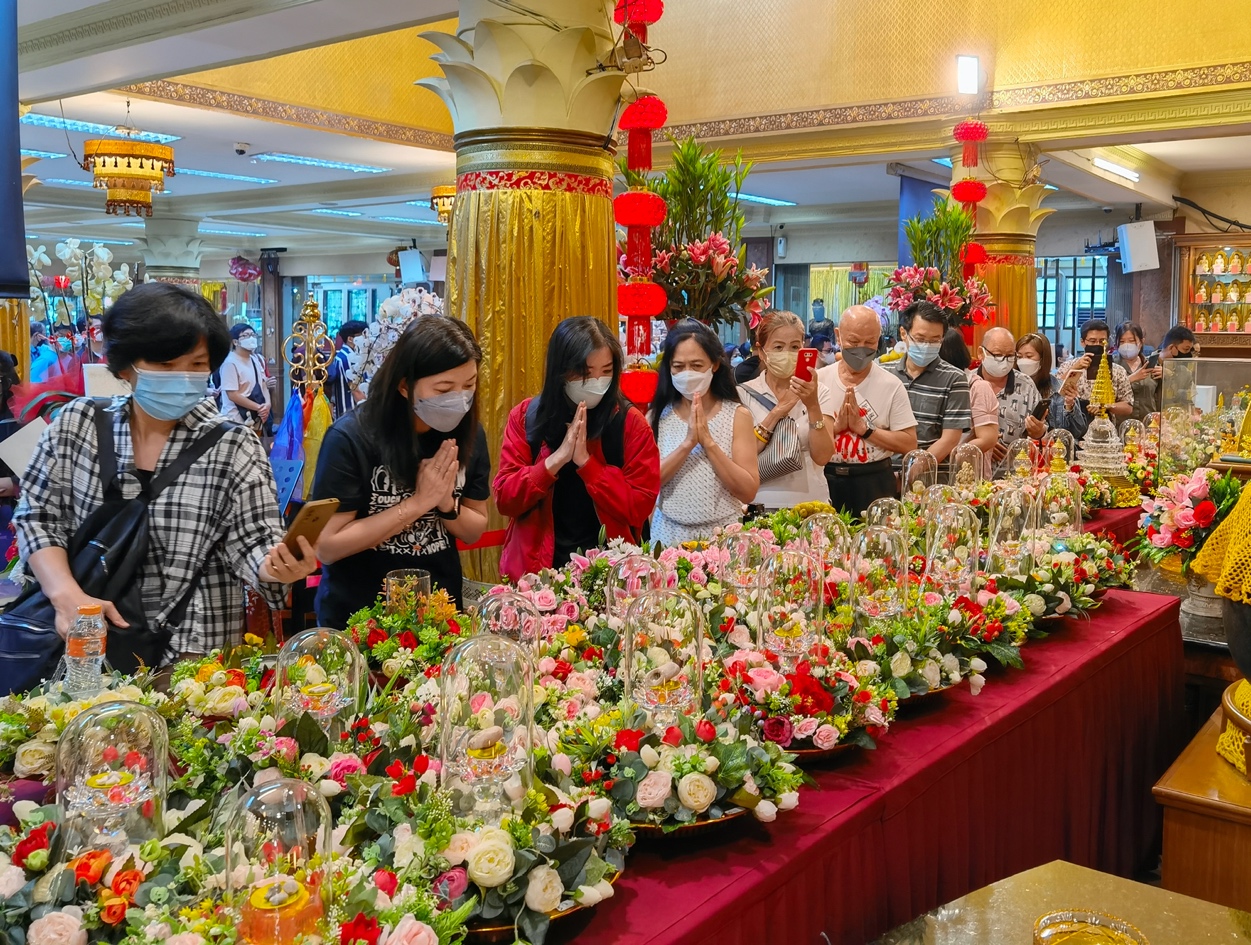 A group of people in a flower shopDescription automatically generated with medium confidence