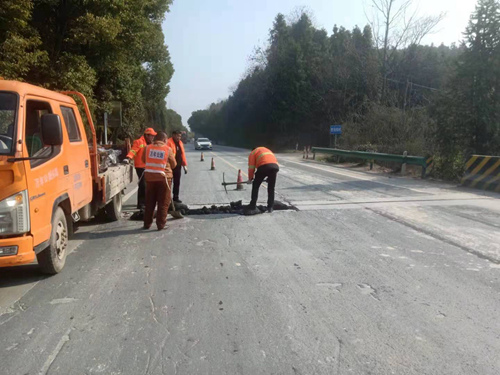 万年公路中心 张中宇 修补路面坑槽.jpg