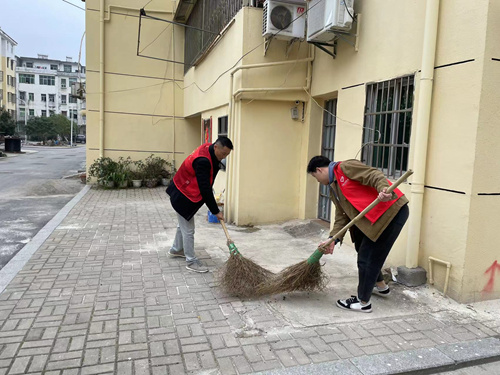 万年公路中心开展环境卫生整治活动 张中宇1(1).jpg