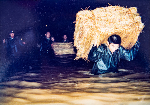 1989年7月2日，武警战士深夜在二中操场丰溪河堤边抗洪抢险。.jpg